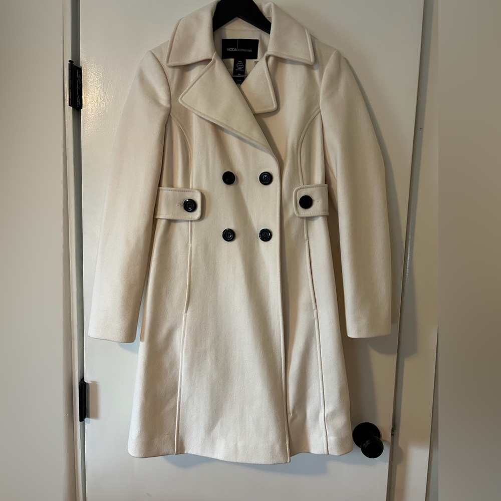 Like new, never worn winter coat. Moda international size 6.